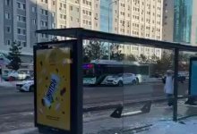 Автомобиль без хозяина въехал в остановку в Астане (ВИДЕО)