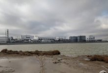 Пахнет химикатами: необычное “озеро” образовалось в Атырауской области