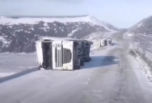Две фуры перевернулись на трассе в Жетысуской области (ВИДЕО)