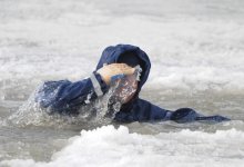 Мужчина с ребенком провалились под лед в Атырау