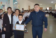 Восьмилетнего мальчика наградили за спасение двух детей в Атырау