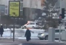 Авто загорелось на парковке напротив Дома министерств в Астане (ВИДЕО)