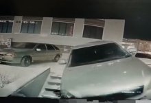 Автомобиль "спустился" к дверям магазина в Актобе