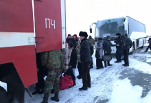 Спасатели эвакуировали 36 детей из замерзающего автобуса в Абайской области