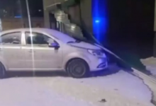 Автомобиль врезался в здание торгового дома в Семее (ВИДЕО)