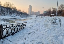 "Ледяная лавина" снесла ограждение реки Есентай в Алматы