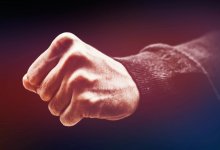 Начальник избил павлодарку за 10-минутное опоздание на работу