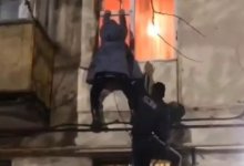 Женщина повисла на окне многоэтажки, пытаясь сбежать от обидчика в Актобе