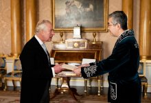 Посол Казахстана в чапане вручил верительные грамоты королю Чарльзу III