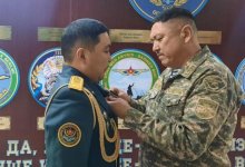 Военнослужащего наградили медалью за спасение людей на пожаре в Алматы