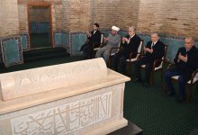 Токаев посетил мавзолей Толе би в Ташкенте