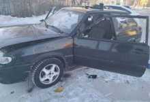 "Не нужна мне такая машина": костанаец разбил стекла своего авто на глазах у полицейских