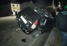 Автомобиль врезался в жилой дом в Уральске