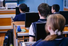 Учителя забрали денежные сертификаты, подаренные детям на Президентской елке в Алматинской области