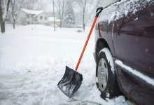 Упавший с крыши снег повредил автомобиль павлодарца