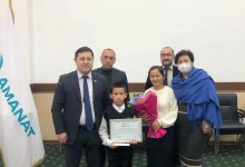 Восьмилетнего мальчика за спасение двух тонущих детей наградили в Атырауском филиале партии