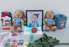 Несут цветы и игрушки: с погибшим четырехлетним мальчиком прощаются в Актобе