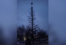 Женщина утратила веру в Новый год и сожгла елку на площади в Кыргызстане