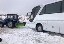 Автобус с 79 детьми съехал на обочину и застрял около Алматы