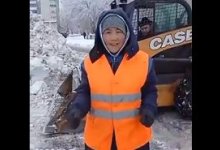 Согрелась танцем и прославилась в TikTok карагандинка, убирающая снег