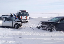 Два человека погибли в лобовом столкновении на трассе в Абайской области