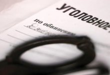 Уголовное дело завели в Актау после выброшенного на прохожего из окна дивана