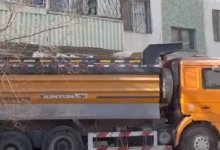 Рабочие скидывали куски бетона и мебель из окна пятого этажа в Актау