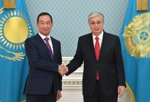 Ювелирные изделия, кинематограф, технологии: о чем говорил Токаев с главой Якутии