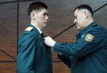 Спасшего двоих детей из огня акмолинского сержанта наградили медалью