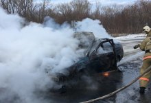 Автомобиль вспыхнул посреди Усть-Каменогорска (ВИДЕО)