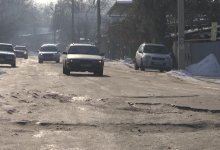 Сами виноваты: чиновники обвиняют жителей в разрушении дороги в Алматы