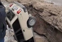 Машина провалилась в вырытую яму в Семее