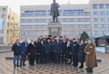 Токаев возложил цветы к памятнику писателя Шерхана Муртазы