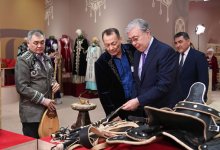 Костюмы в стиле неофолк и “степной” парфюм: что показали президенту ремесленники Тараза