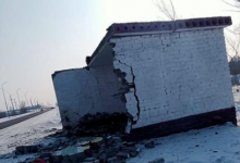 Чудо, что никто не пострадал: водитель легковушки снес половину остановки в Аксу