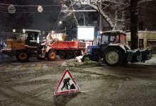 После сильного снегопада более тысячи человек очищают улицы Алматы