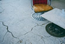 Сцена амфитеатра рискует провалиться под людьми в Актау (ВИДЕО)