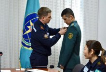 Десантник, спасший женщину из горящей квартиры, награжден медалью в Талдыкоргане