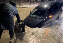 На главной улице Караганды под асфальт провалились две машины