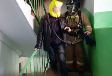 Двадцать человек вывели из горящего дома пожарные в Экибастузе