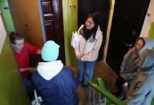 Кандидаты проводят акцию "От двери к двери"