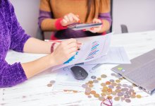 Казахстанские женщины сильнее опасаются потерять деньги, чем мужчины