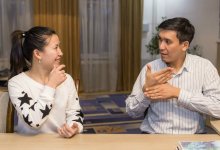 Проводники из мира тишины: как работают сурдопереводчики в Казахстане?