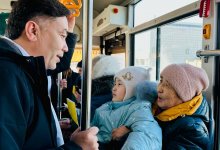 Члены партии "Ауыл" побеседовали с пассажирами автобусов в Семее