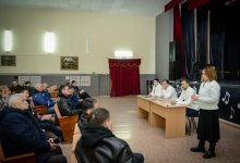 Жители поселка Деркул рассказали о своих проблемах кандидату в депутаты