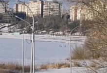 Опасная прогулка: пятерых подростков обнаружили на льду в Павлодаре