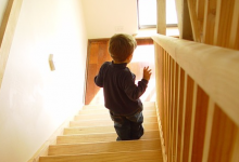 Четырехлетний ребенок упал с лестницы в детском саду в Усть-Каменогорске