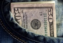 Еще на шесть тенге подешевел доллар на торгах в Казахстане