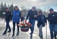 Партийцы Respublica возложили цветы к памятнику в Уральске