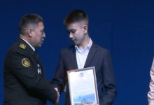 “Сначала думал, что это шутка”: школьника, задержавшего одноклассника с топором, наградили в Петропавловске